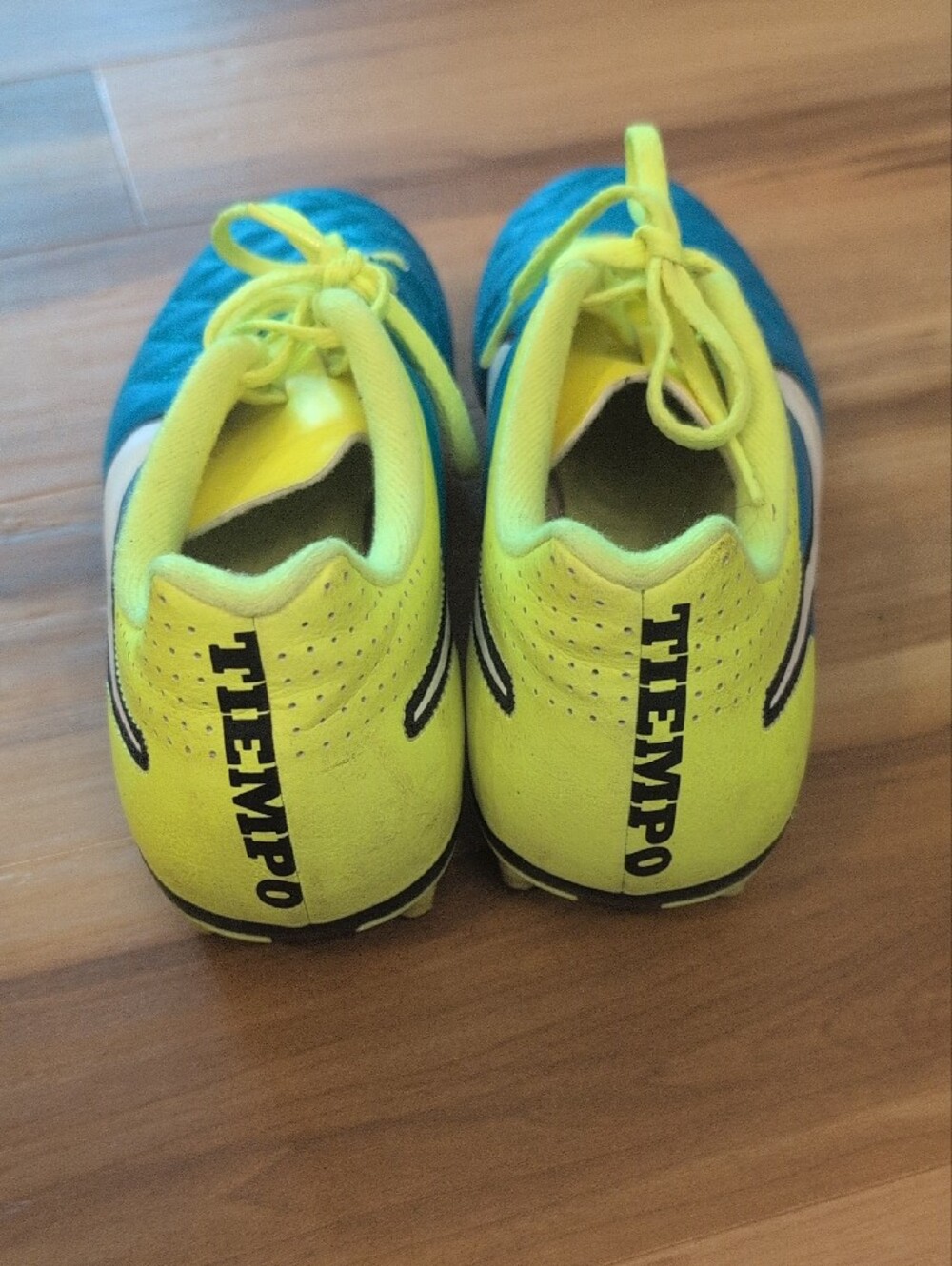 Nike Teal and Yellow Soccer Cleats - Picture 4 of 7